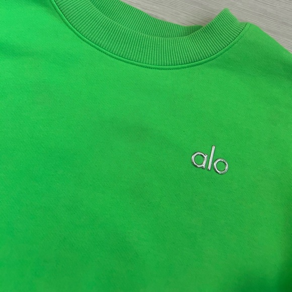 Alo Yoga Accolade Crew Neck Pullover in Green Glow - Picture 4 of 11